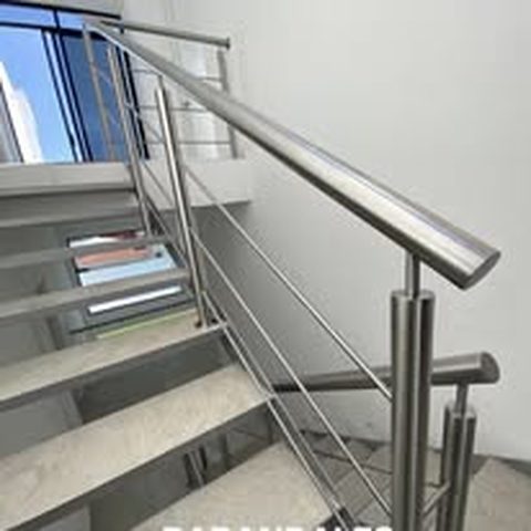 Barandal inoxidable con diseño lineal
