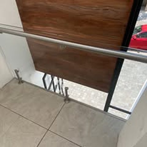 Barandal con acabado oscuro